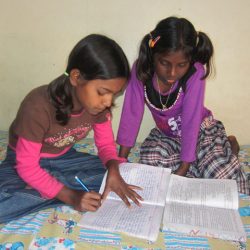 Jeenat y Jyoti haciendo los deberes
